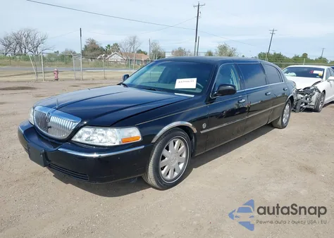 2004 Lincoln Town Car Executive z USA, uszkodzony, nr VIN 1L1FM81W94Y623539